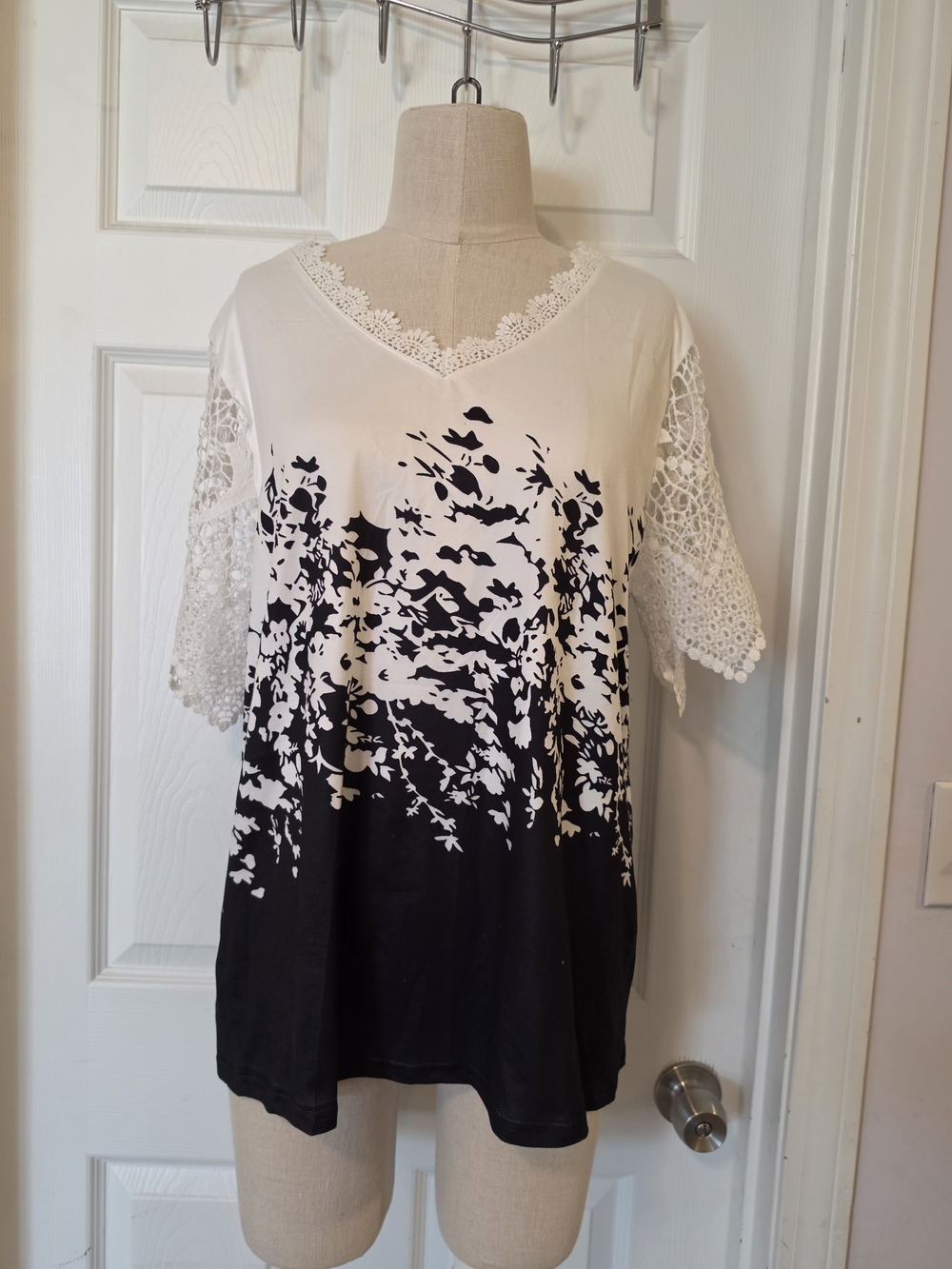 Lace Sleeve V-Neck Floral Ombre Top - White/Black Size XXL